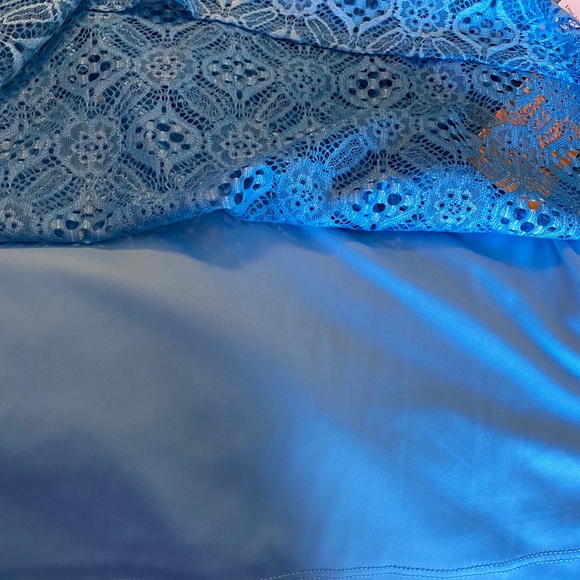 Beautiful blue lace top with shell included - Picture 2 of 5
